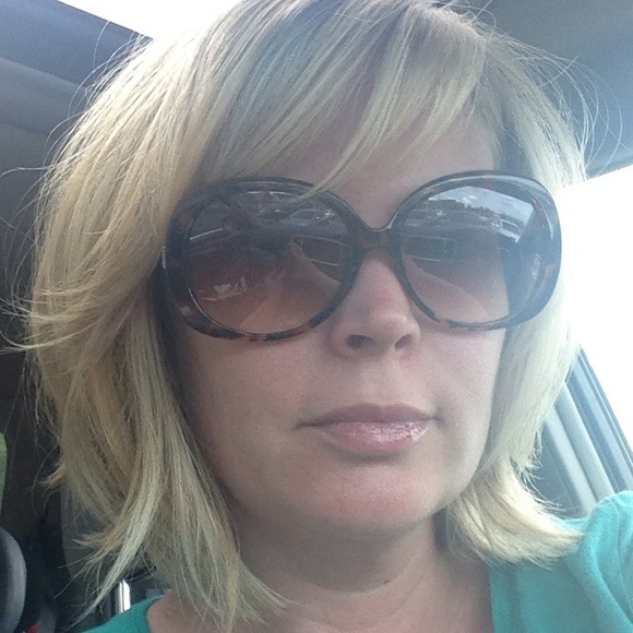 Profile Picture of Jennifer Nevins (@jennev) on Poshmark