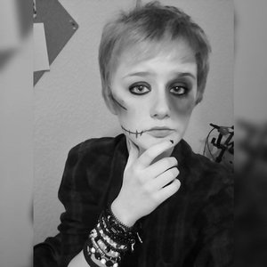 Profile Picture of Shannon Madagaskarth (@obsessedwithbandsbands) on Myspace