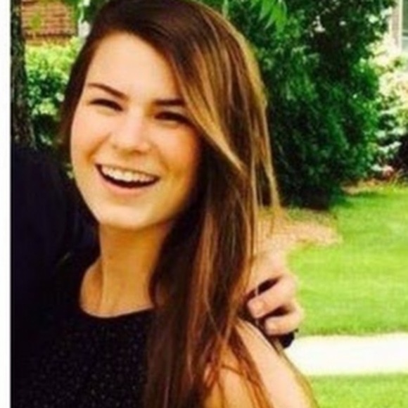 Profile Picture of Alexa Decarr (@alexadecarr) on Poshmark