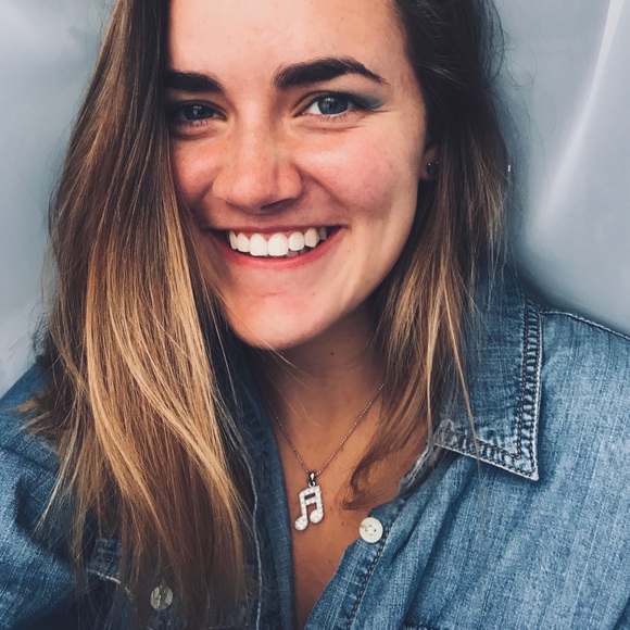 Profile Picture of Grace Leonard (@oliviiagracee) on Poshmark