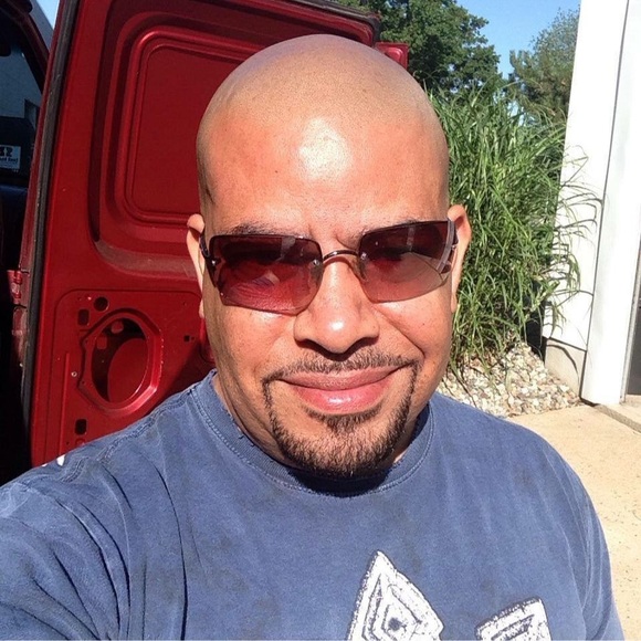 Profile Picture of Leo Cabrera (@cabrera3169) on Poshmark