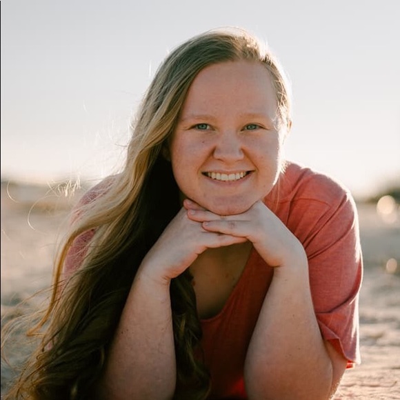 Profile Picture of Olivia Piper (@oliviapiper22) on Poshmark