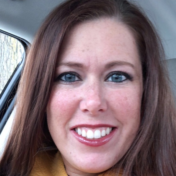 Profile Picture of Amanda Speedling (@aspeedling) on Poshmark