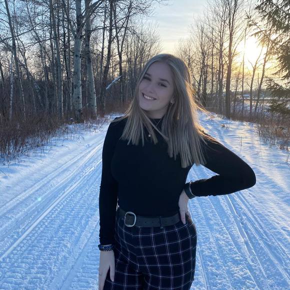 Profile Picture of Melissa Brideau (@melissabrideau) on Poshmark