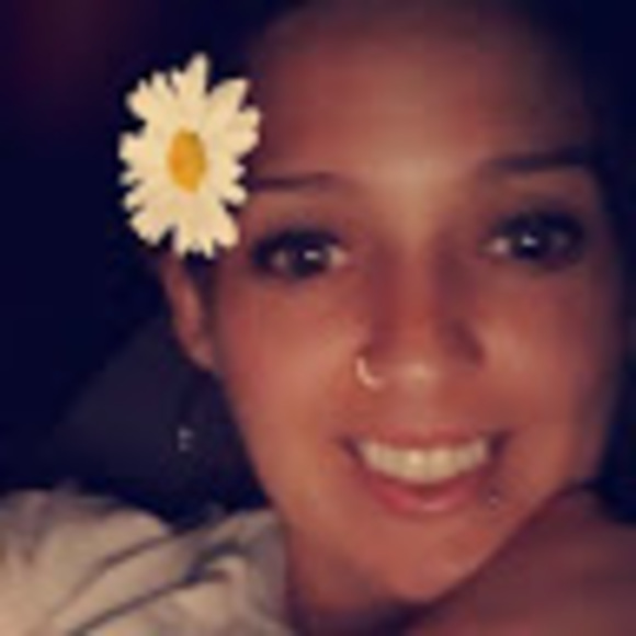 Profile Picture of Angela Holtsclaw (@angelaholtsclaw) on Poshmark