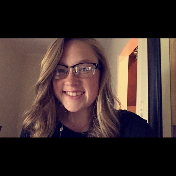 Profile Picture of Julia Kelso (@juliablakek) on Poshmark