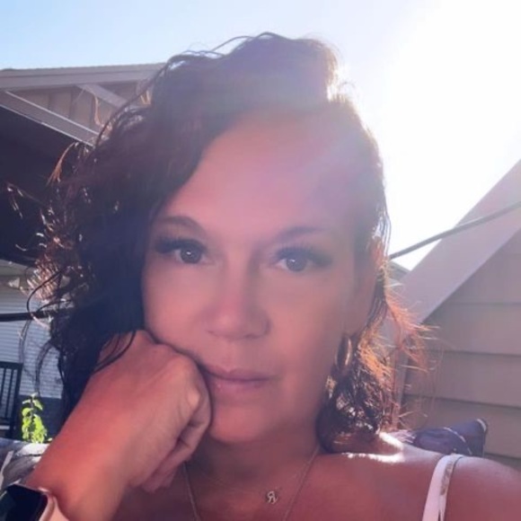 Profile Picture of Robin Wong (@mzzwonggappleid) on Poshmark