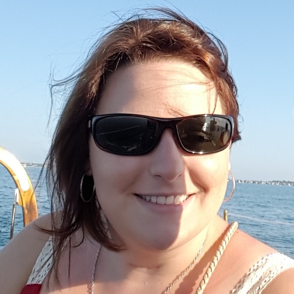 Profile Picture of Rachel Straley (@rachelstraley) on Poshmark