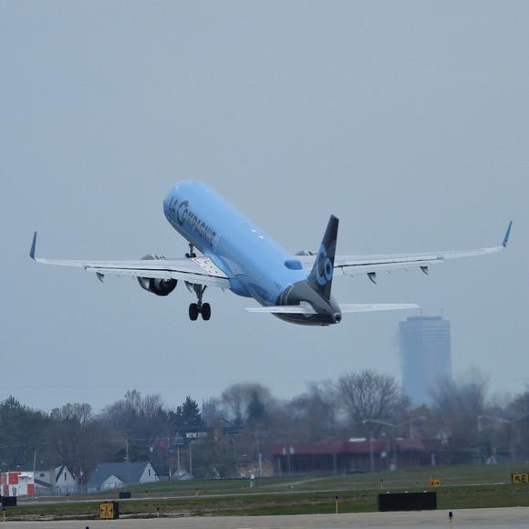 Profile Picture of Dani Burns (@aviatorphotog) on Poshmark