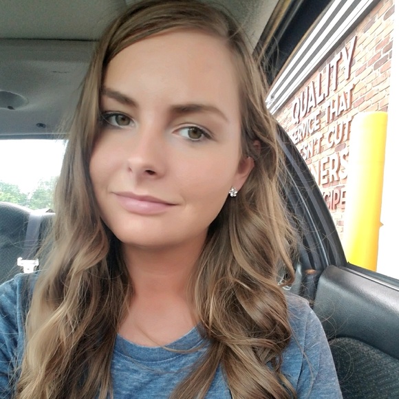 Profile Picture of Lindsey Wiesman (@ldubbs81) on Poshmark