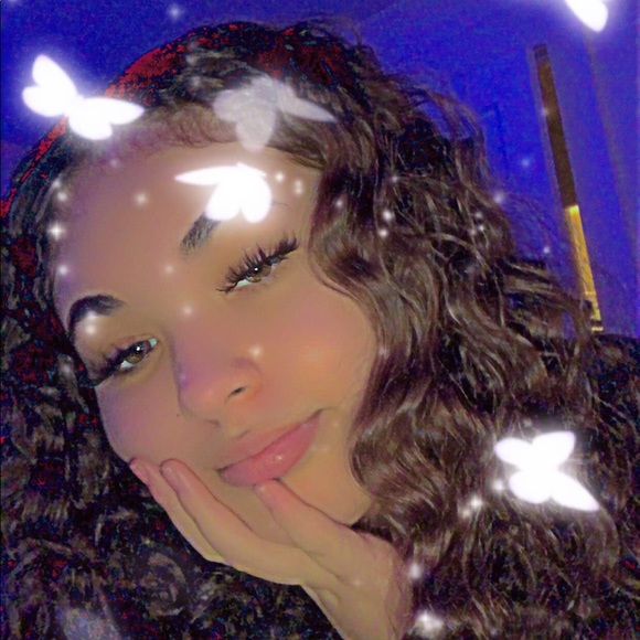 Profile Picture of Hailey Cramer (@xxhaileyrose) on Poshmark