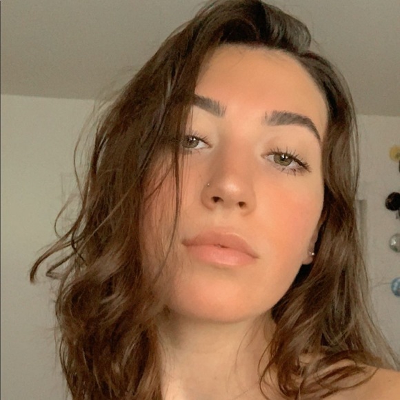 Profile Picture of Jessica Hendricksen (@jleigh82692) on Poshmark