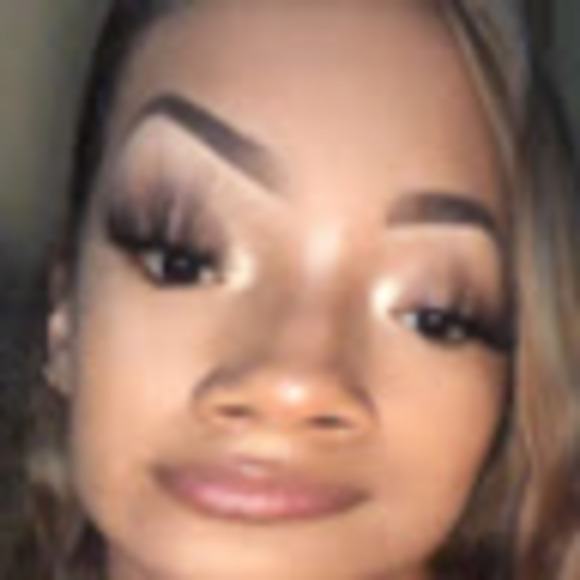 Profile Picture of Martha Parrales (@marthalikesfood) on Poshmark