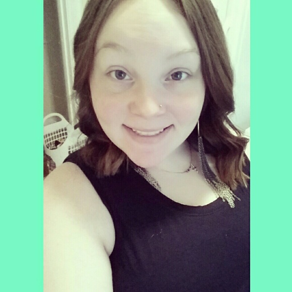 Profile Picture of Hannah Santilli (@han_santilli) on Poshmark