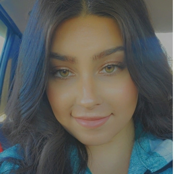 Profile Picture of Carli Estelle (@carliestelle) on Poshmark