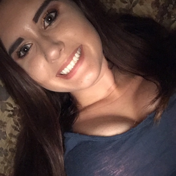 Profile Picture of Victoria Carlson (@vickiecarlson85) on Poshmark