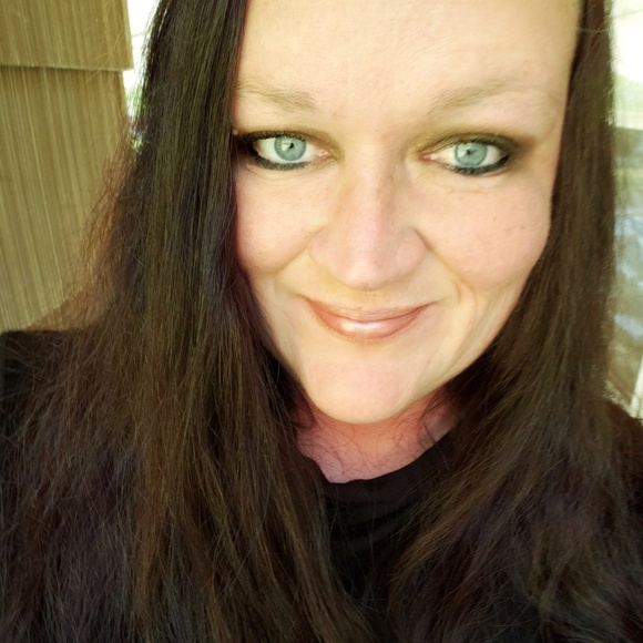 Profile Picture of Amy Lawson (@avl6398) on Poshmark