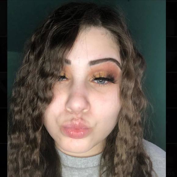 Profile Picture of Lily Whitcome (@lilywhitcome) on Poshmark