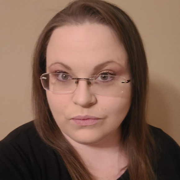 Profile Picture of Samantha Hilburn (@samilei112) on Poshmark