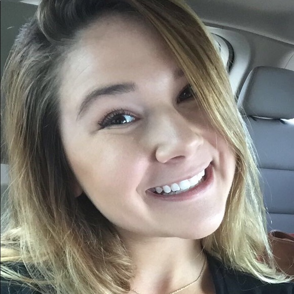 Profile Picture of Danielle Vereen (@daniellevereen) on Poshmark