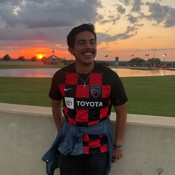 Profile Picture of Daniel Gonzales (@daniegonzales) on Poshmark