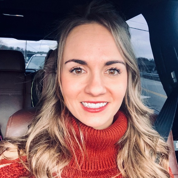 Profile Picture of Elizabeth Liperote (@lizliperote) on Poshmark