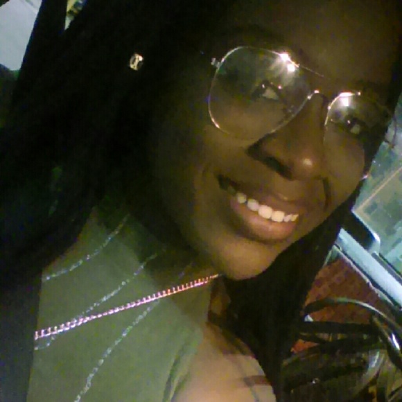Profile Picture of Melissa Demezier (@msdemezier) on Poshmark