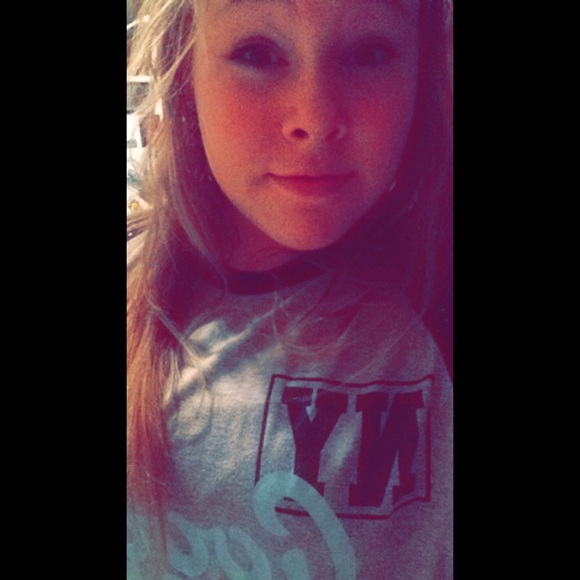 Profile Picture of Alicia Hinkemeyer (@ahinkemeyer) on Poshmark