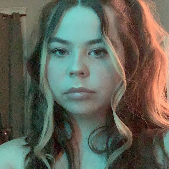 Profile Picture of Amber Gonczi (@agonczi) on Poshmark