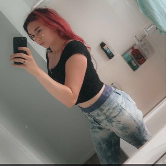 Profile Picture of Allison Wonderling (@lulpuddin42) on Poshmark