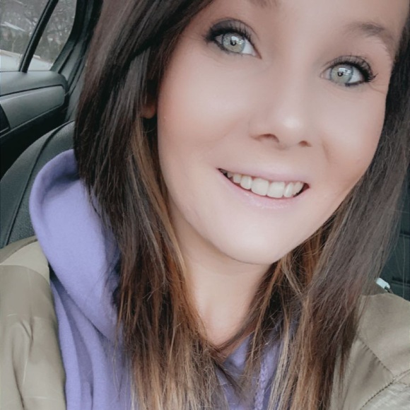 Profile Picture of Stephanie Moricz (@s_moricz) on Poshmark