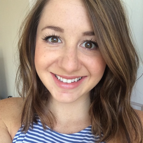 Profile Picture of Chelsey Holsworth (@cholsworth) on Poshmark