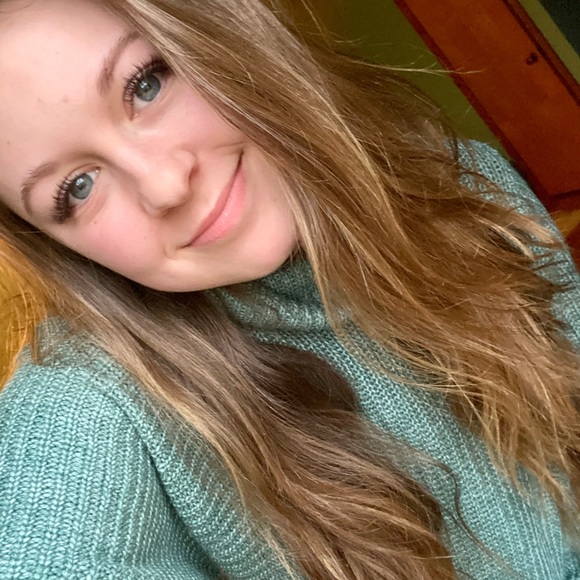 Profile Picture of Leah Colwell (@leahmaec7) on Poshmark