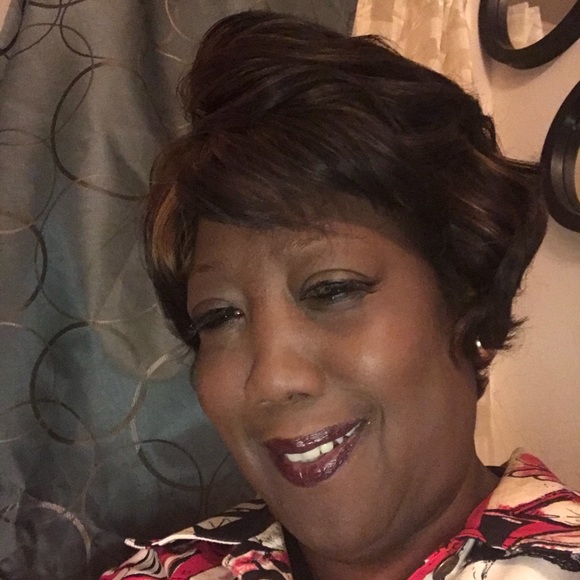 Profile Picture of Vera Scott (@favorflow) on Poshmark