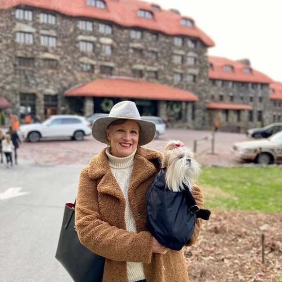 Profile Picture of Pam Swantko (@fiveswantkos) on Poshmark