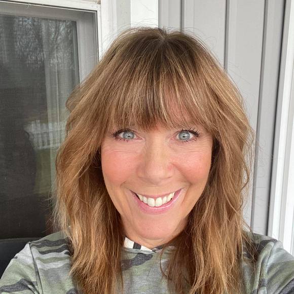 Profile Picture of Lisa Stanek (@lstanek) on Poshmark