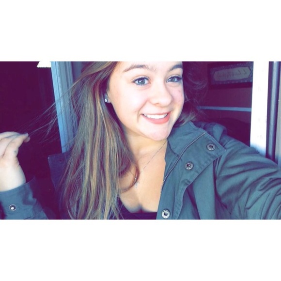 Profile Picture of Shelby Reid (@shelbyr1798) on Poshmark