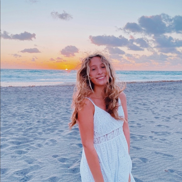 Profile Picture of Julia Glennon (@juliaglennon) on Poshmark