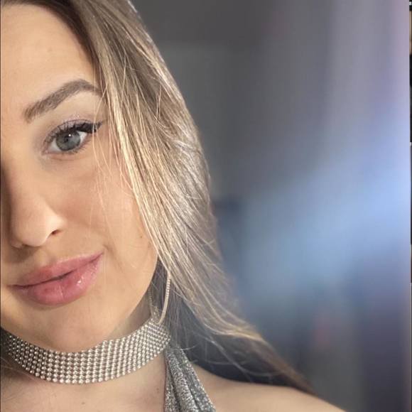 Profile Picture of Gabriela Encheva (@gabrielaencheva) on Poshmark