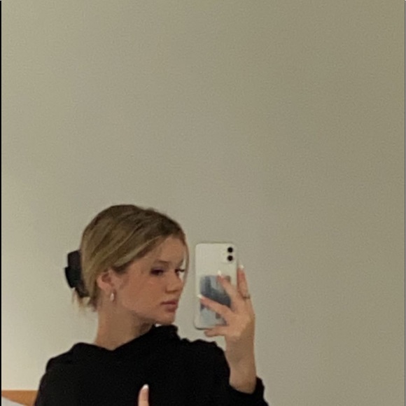 Profile Picture of Olianne Brouillard (@oliannebr) on Poshmark