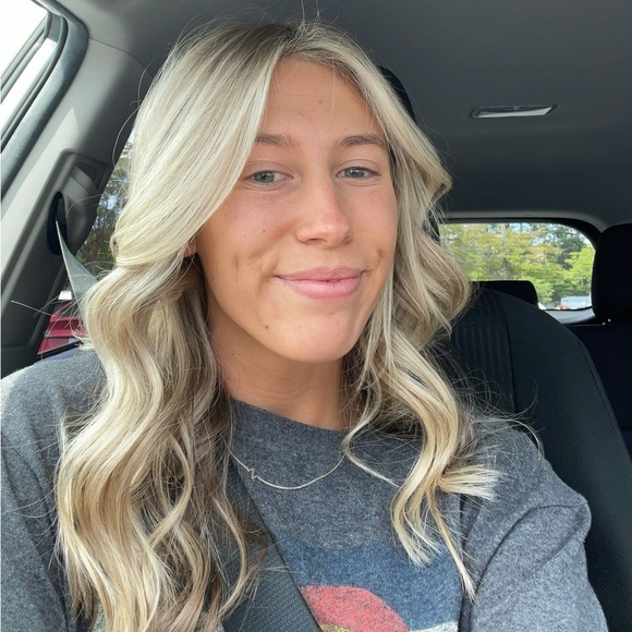 Profile Picture of Zoie Olszeski (@zoieolszeski) on Poshmark