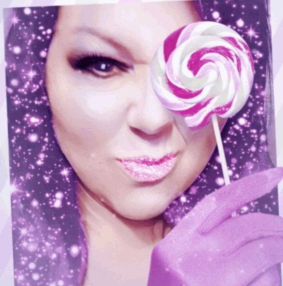 Profile Picture of Lisa Gates (@txenbrat) on Poshmark