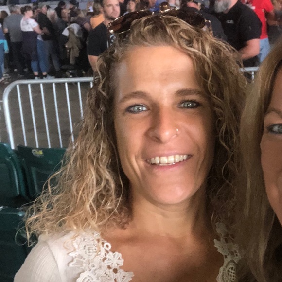 Profile Picture of Dawn Fredette (@dawnfredette) on Poshmark