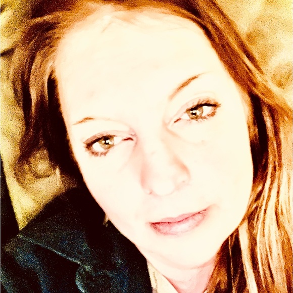 Profile Picture of Danielle Sisson (@danielle_sisson) on Poshmark