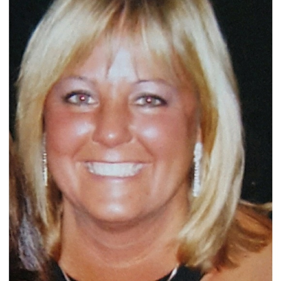 Profile Picture of Karen Schultz (@kschu99891) on Poshmark