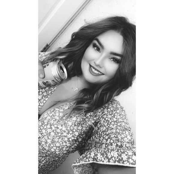 Profile Picture of Shandi Lobie (@shandilobie) on Poshmark