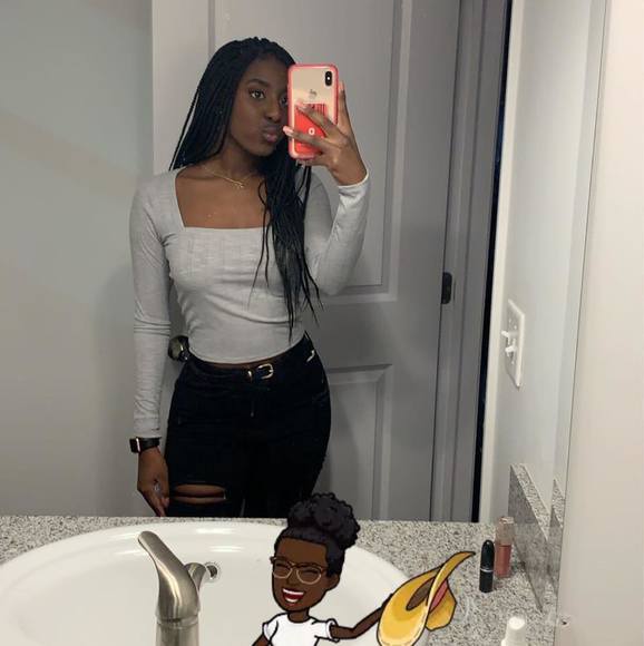 Profile Picture of Hellen Mwangi (@hellenm31) on Poshmark