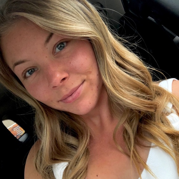 Profile Picture of Emily Achenbach (@emilyachenbach) on Poshmark