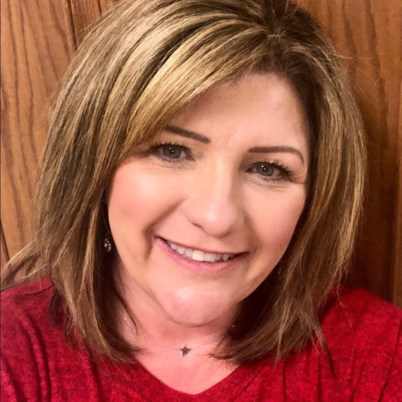 Profile Picture of Janelle Stahr (@janelle0504) on Poshmark