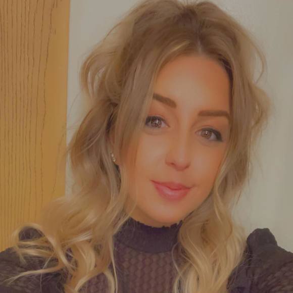 Profile Picture of Gwyn Badzinski (@gwynbadzinski) on Poshmark